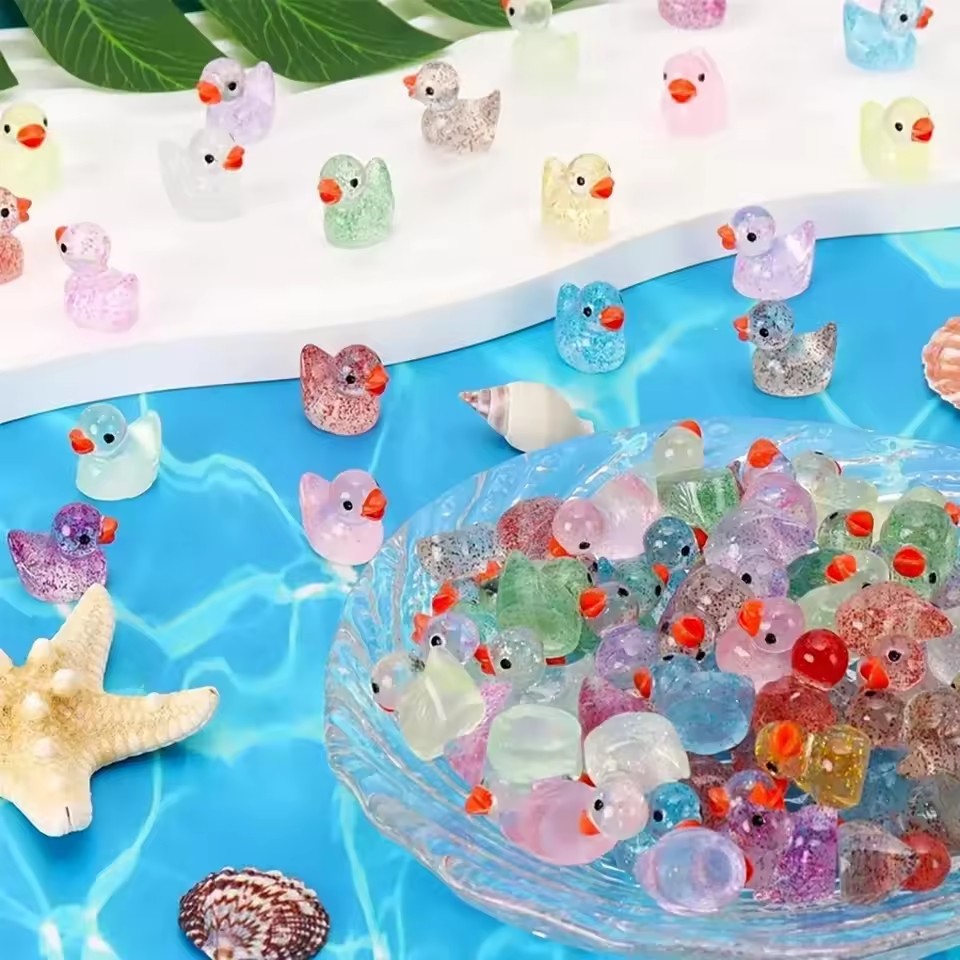 ～パープルカラーのミニチュア樹脂製アヒル。DIY、庭、マイク - Pothos のレビューと価格